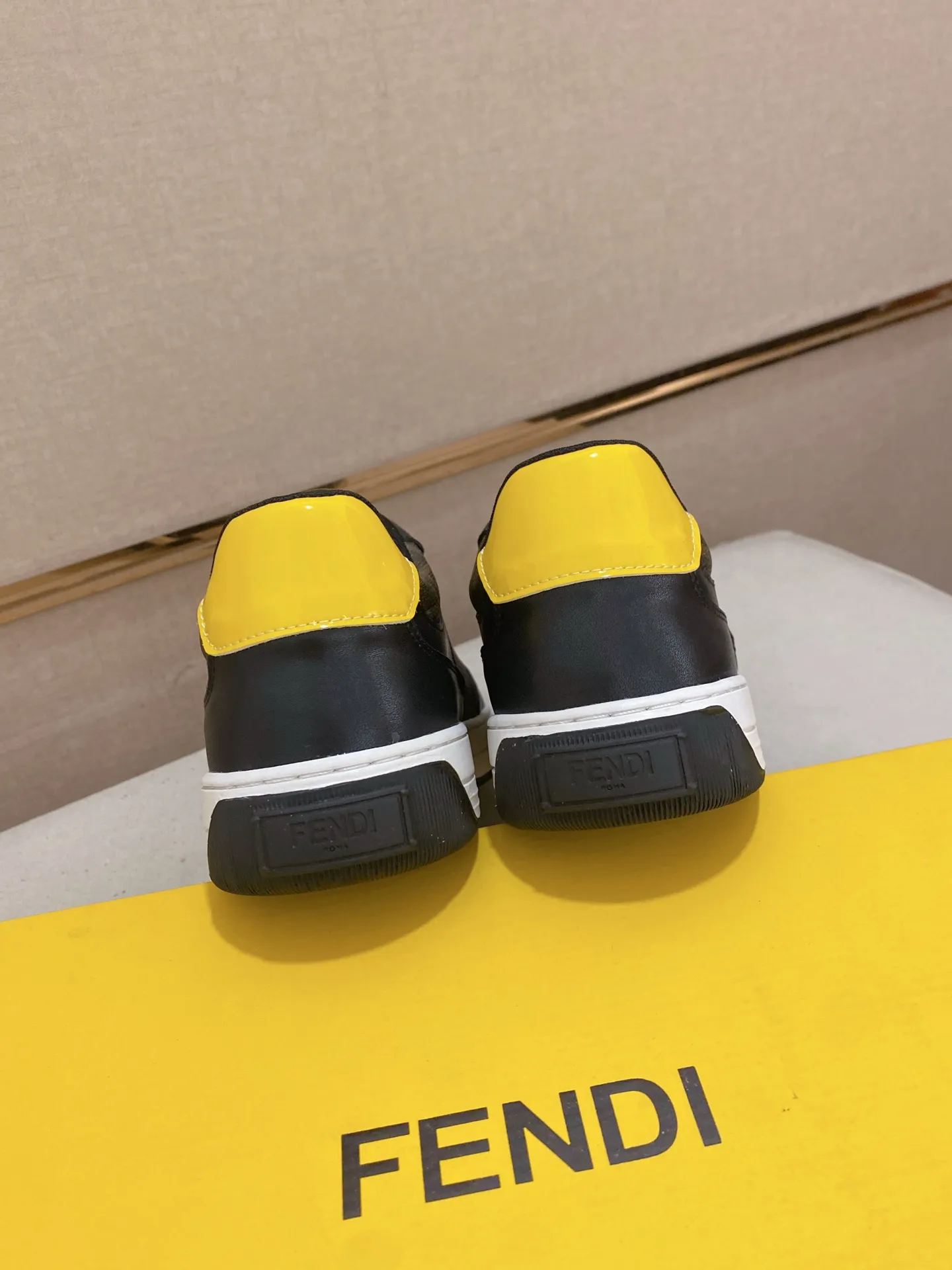 Men's shoes 💰 420💰 (FENDI) New style 👊🏻 upper 🇮🇹 imported cowhide fabric 🇩🇪 lining imported sheepskin lining. The original outsole is molded to highlight the identity of every man, and the upper foot is stable and stable🚶🏻🚶🏻The high-end custom counters reproduce the original version📯No matter the wind or rain, the shoe last remains unchanged and can withstand the verification of time🔍️,🔵 Size: 38-44 (45 is custom-made and cannot be returned or exchanged